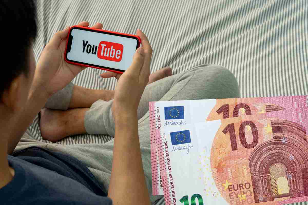 YouTube avviato su uno smartphone e due banconote da 10 euro