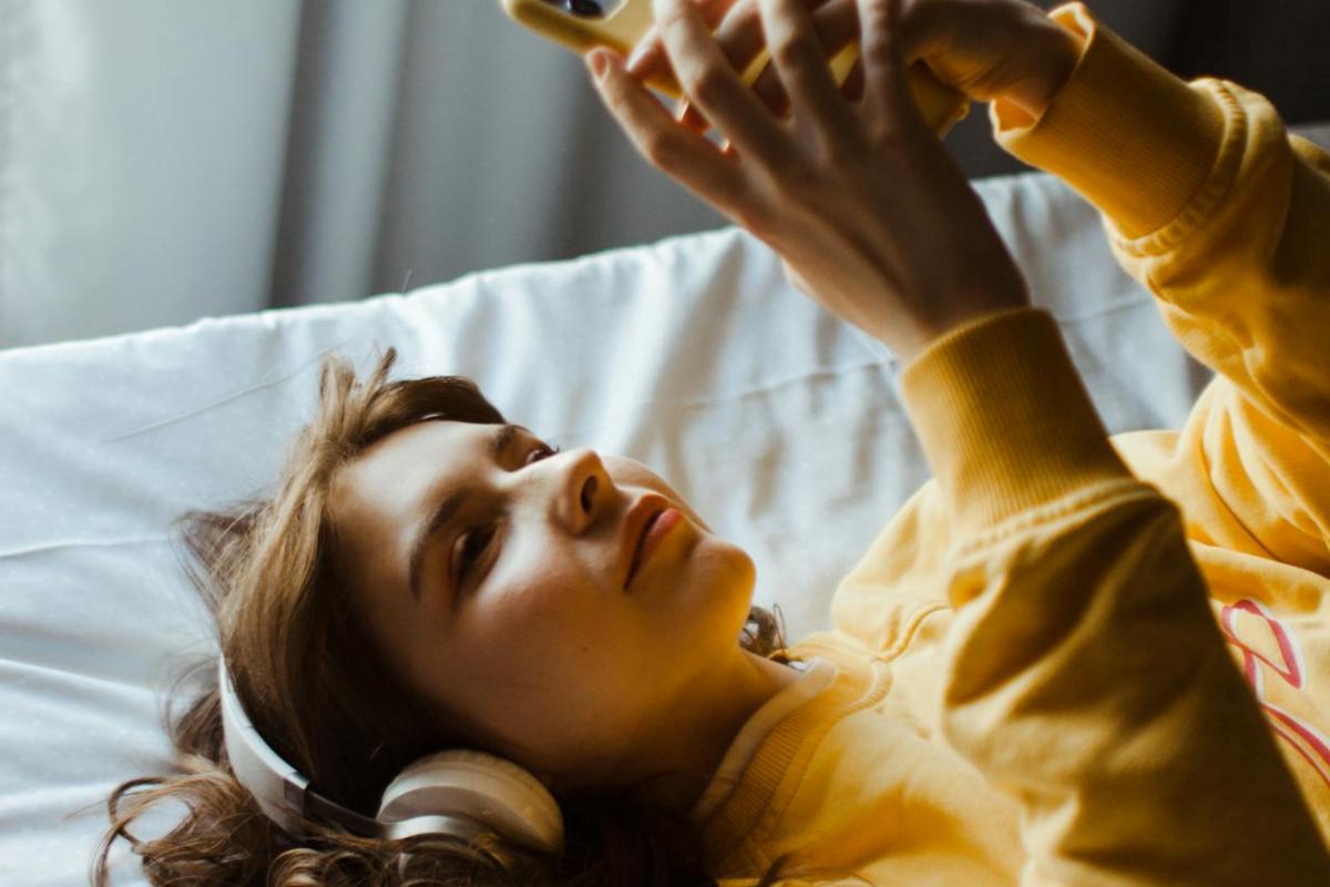 Ragazza che ascolta musica su smartphone
