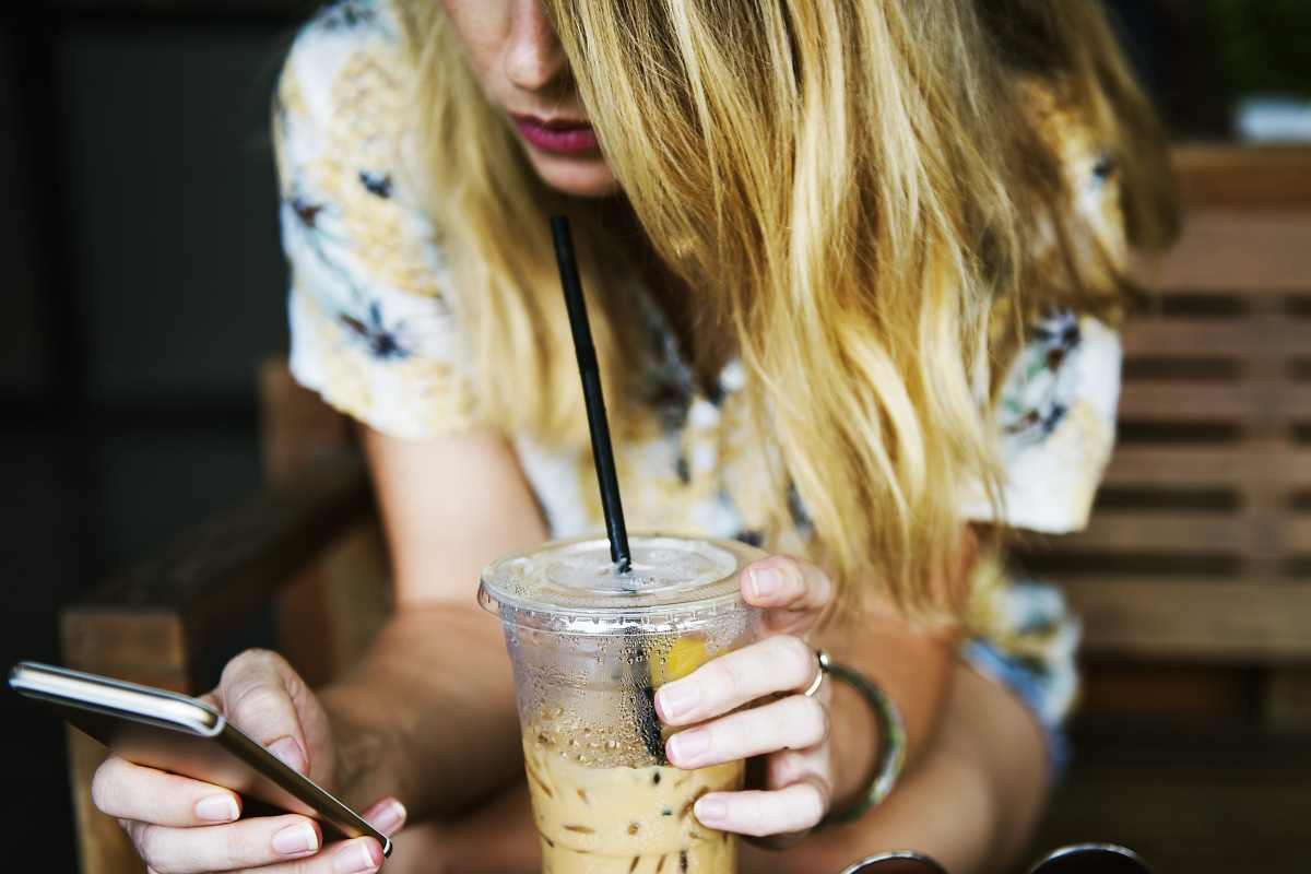Ragazza che legge con smartphone