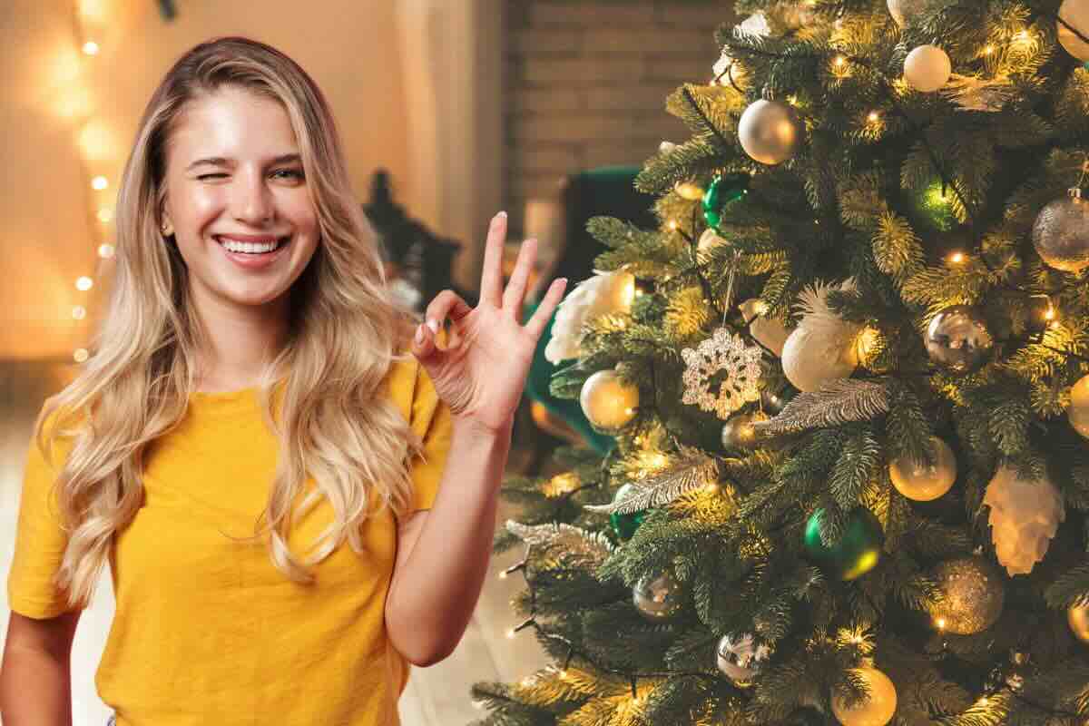 Albero di Natale, donna fa ok con la mano