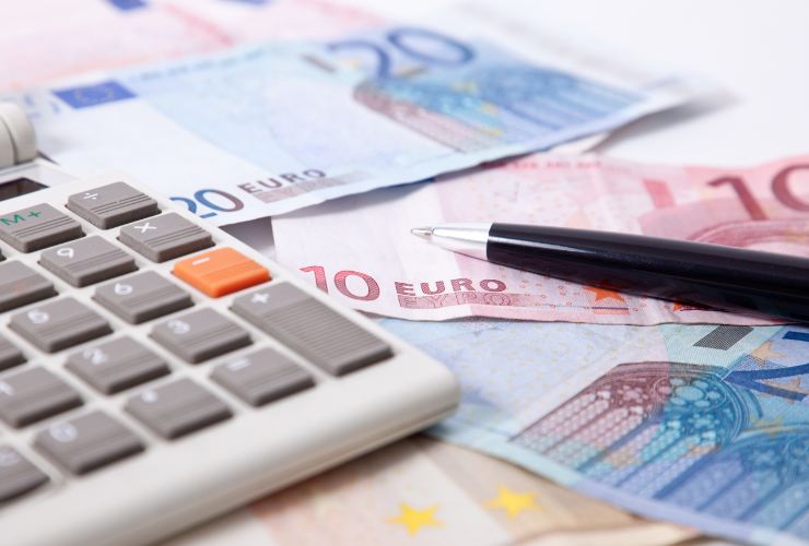 calcolatrice e banconote euro