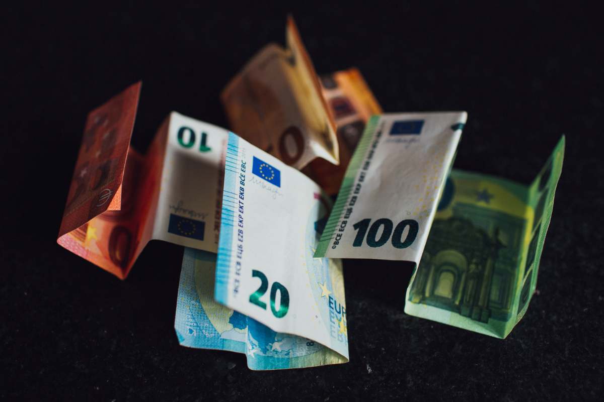 banconote di euro che cadono