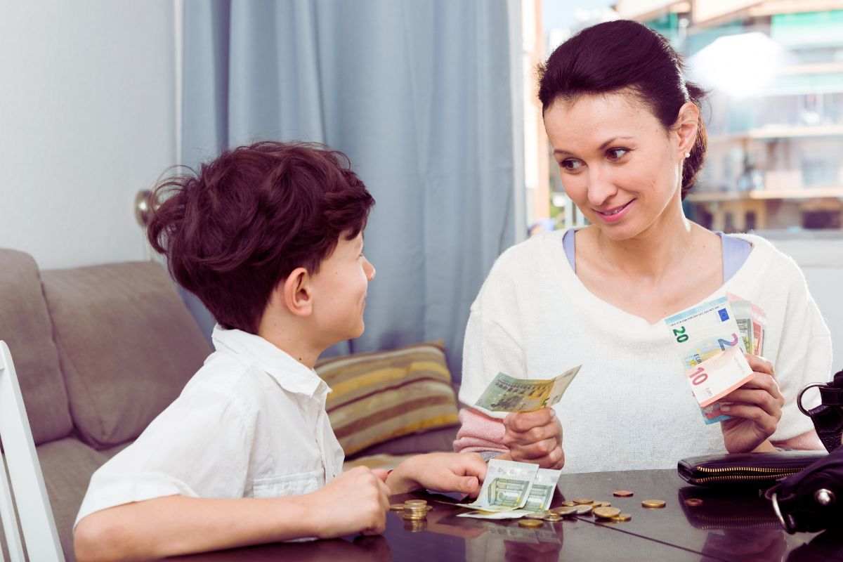 madre e figlio con soldi