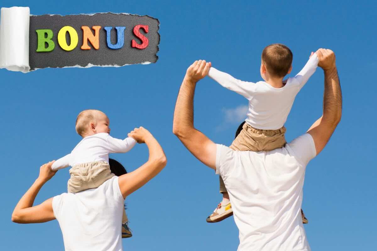 Scritta bonus, mamma e papà con figli sulle spalle