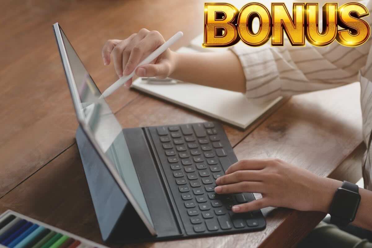 Donna al PC, scritta "bonus"