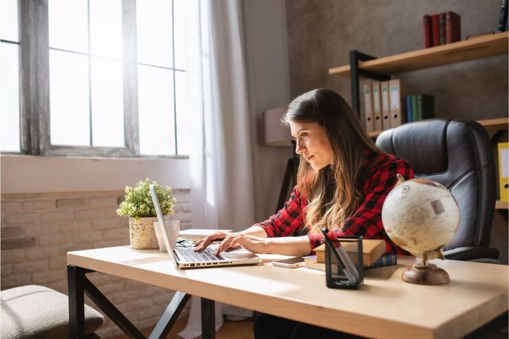 Ragazza al PC alla scrivania