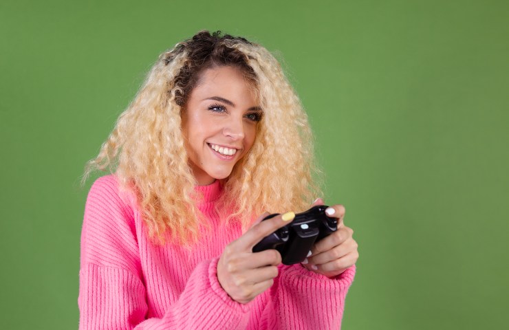 Donna che si diverte con un pad