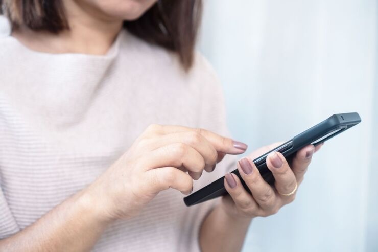 Donna con smartphone 