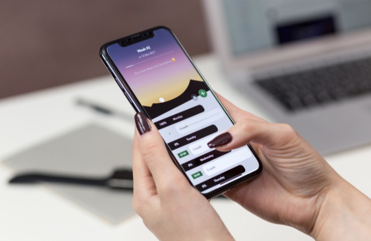 Persona che tiene in mano uno smartphone