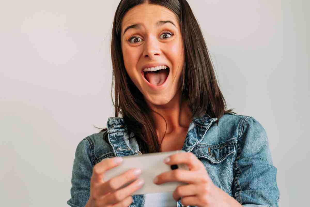 donna contenta con smartphone