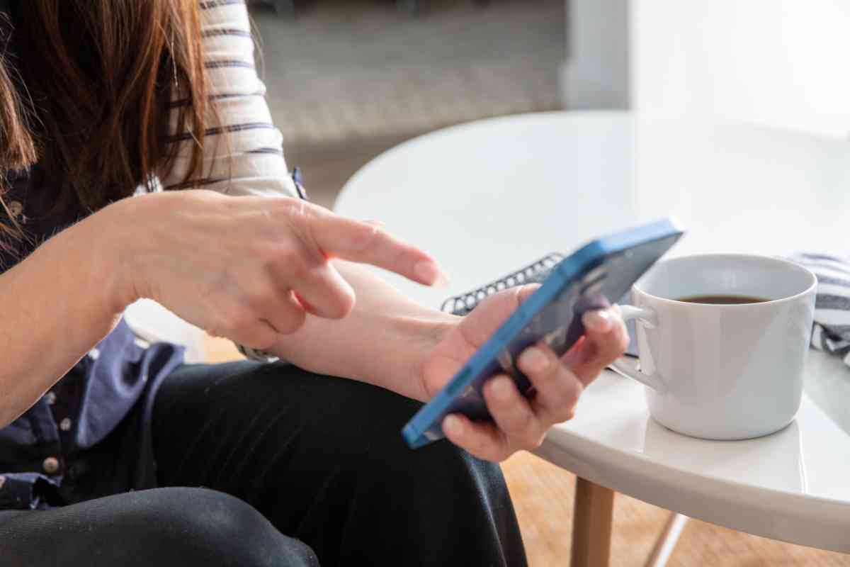 donna che indica lo schermo di un telefonino