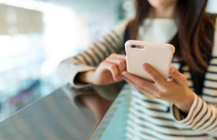 mani di donna con telefono