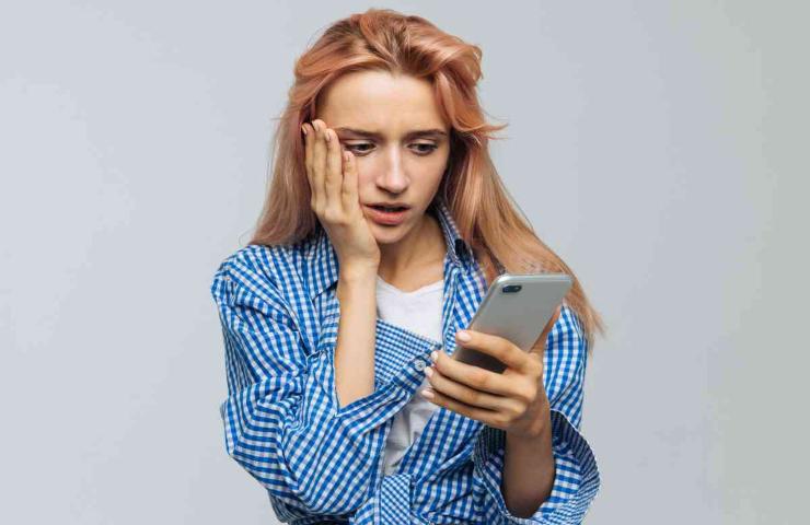 donna sorpresa dal telefono