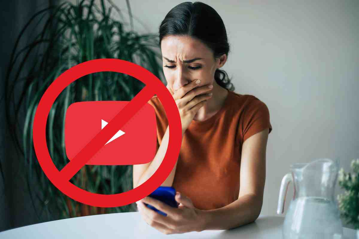 donna sconvolta telefono e logo youtube barrato