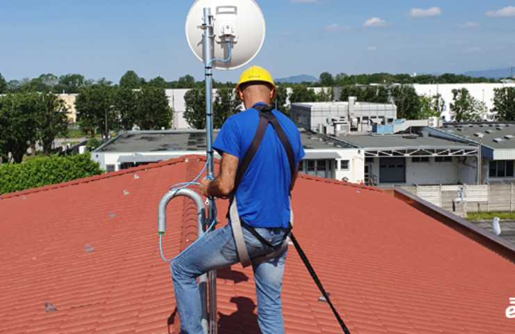 tecnico eolo sul tetto