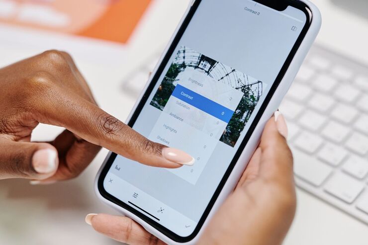 Schiacciare tasto su foto aperta smartphone 