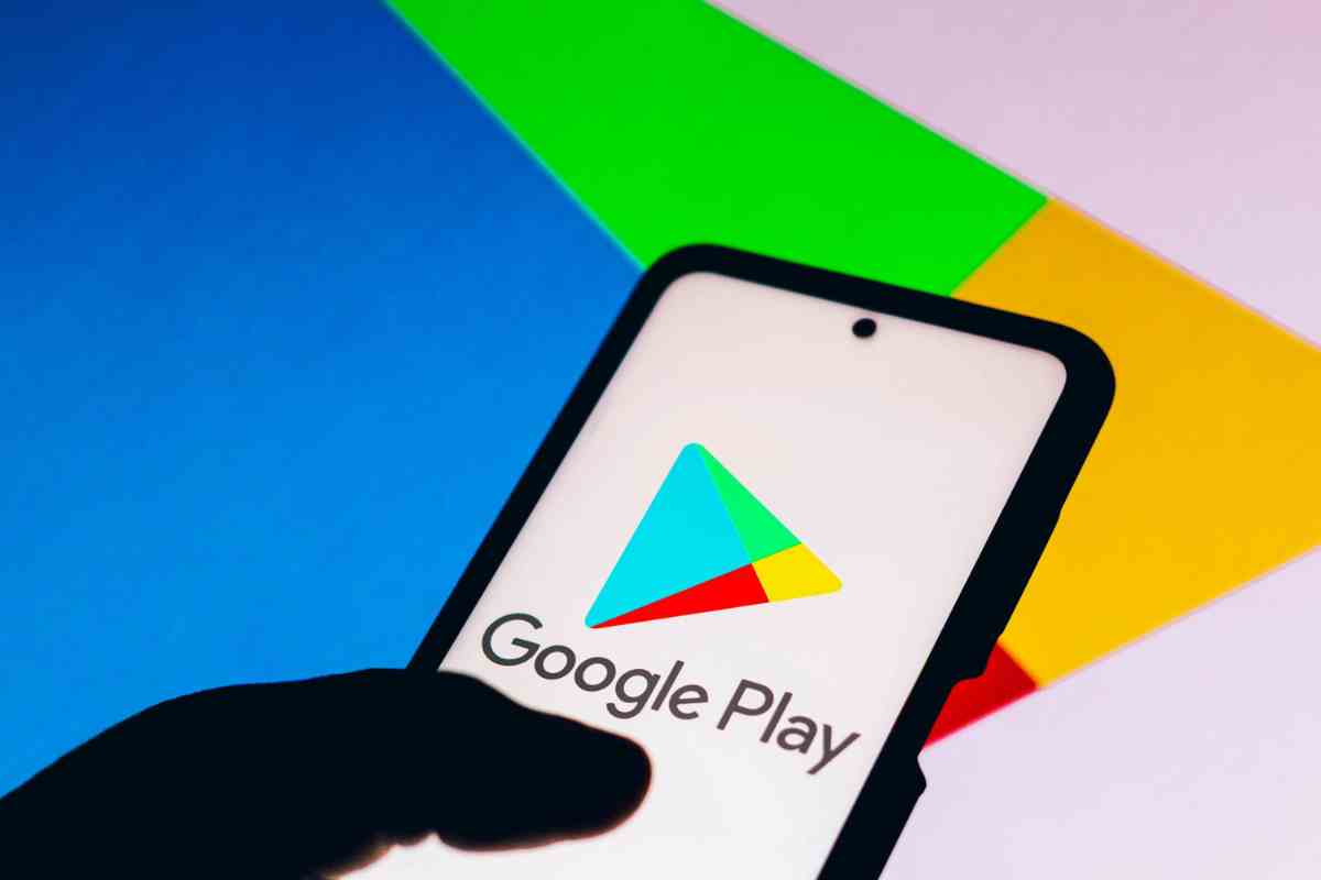 cellulare con logo google play