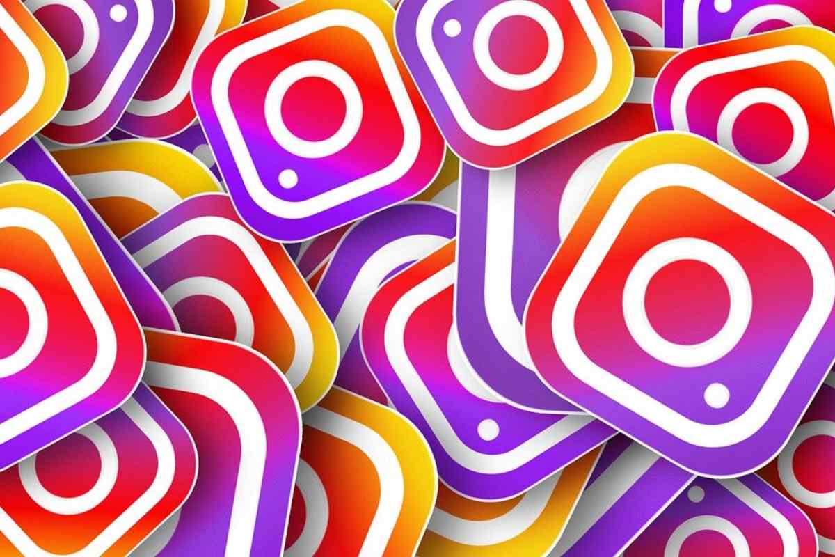 Logo di Instagram ripetuto