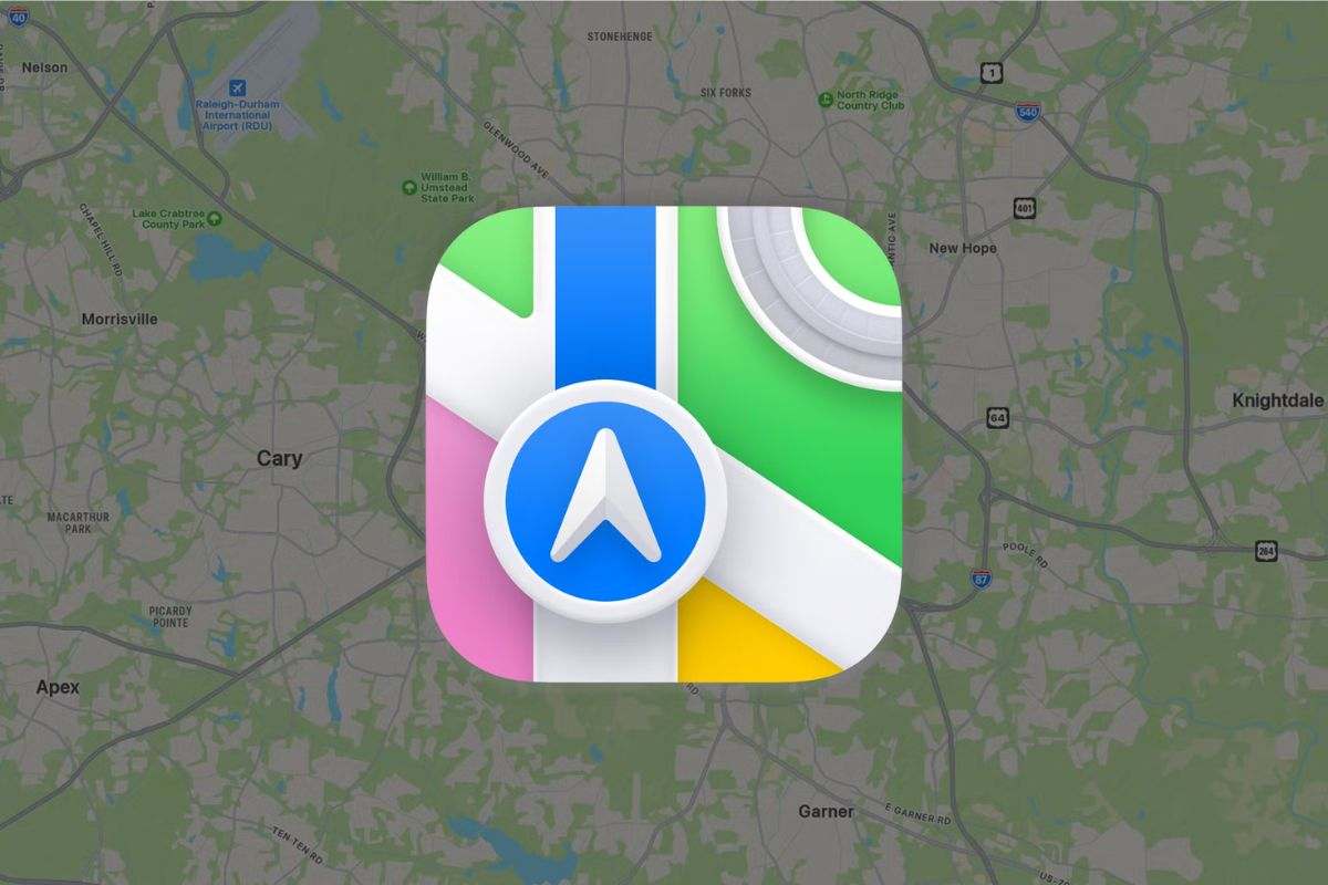 logo apple maps con freccia che si muove su strada, sullo sfondo mappa città 