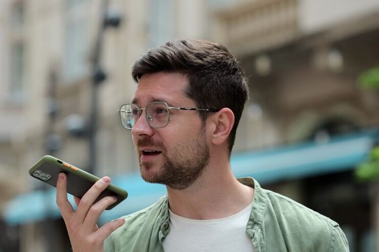 Uomo registra audio con cellulare