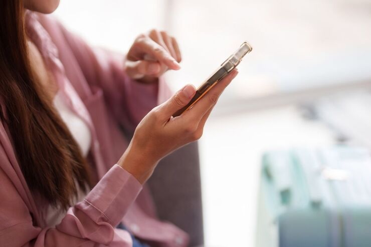 Mano con smartphone 