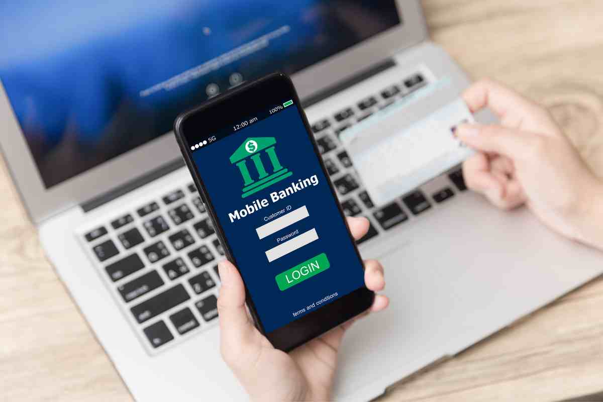 uomo che usa l'online banking