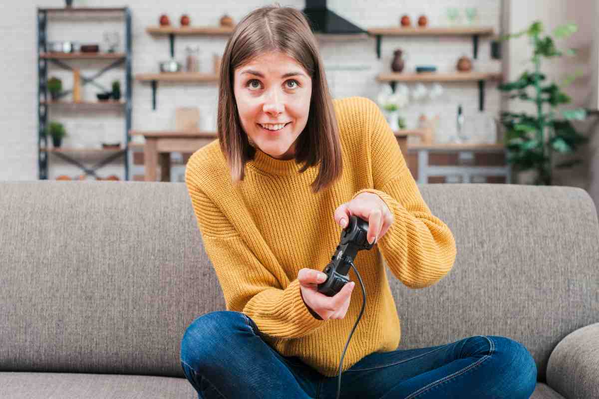 Una ragazza che videogioca