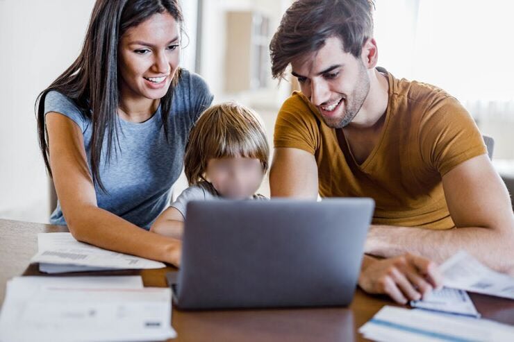 Mamma, papà e figlio davanti al PC