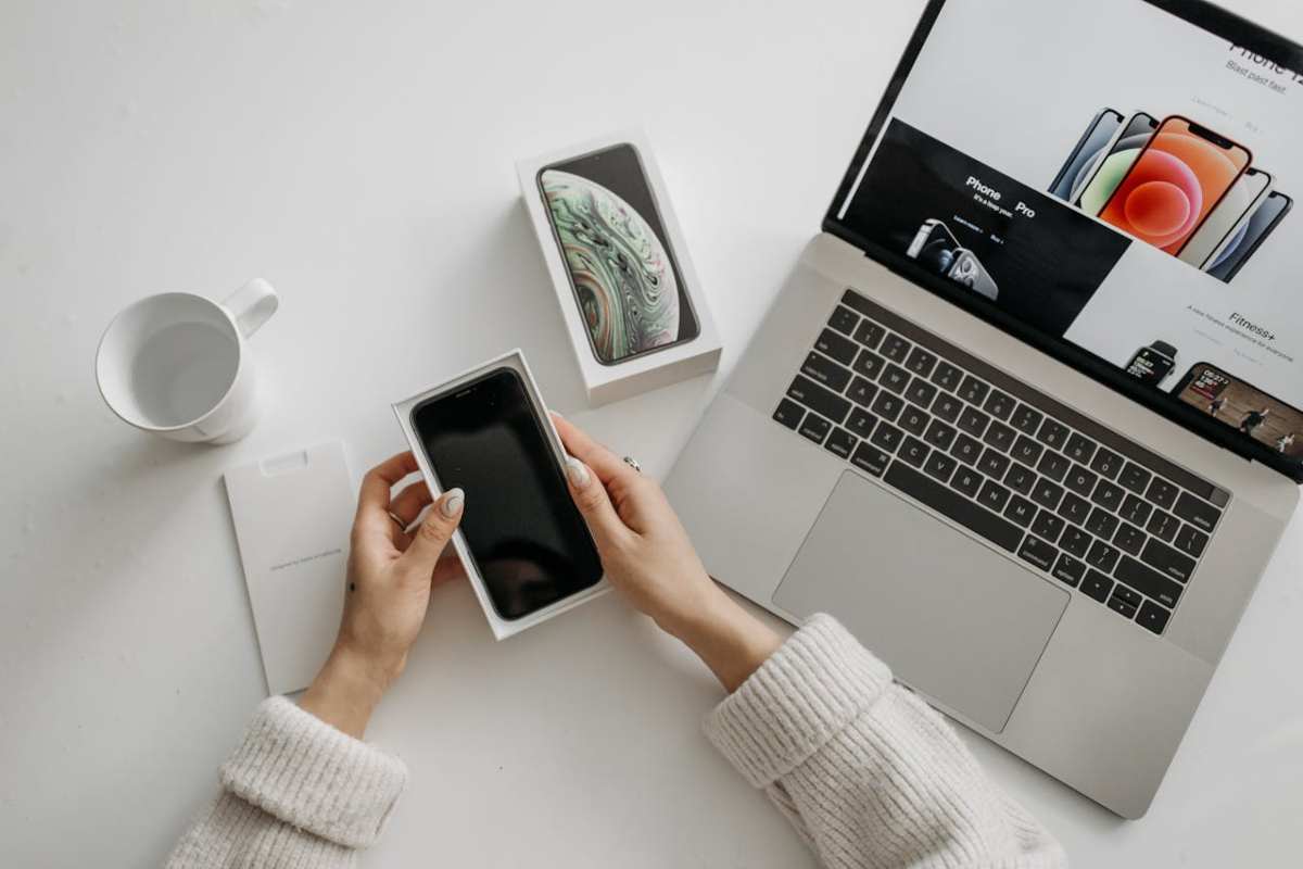Mano con laptop e smartphone nuovi