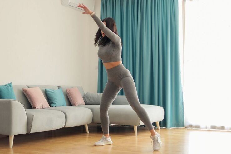 Donna si allena in casa