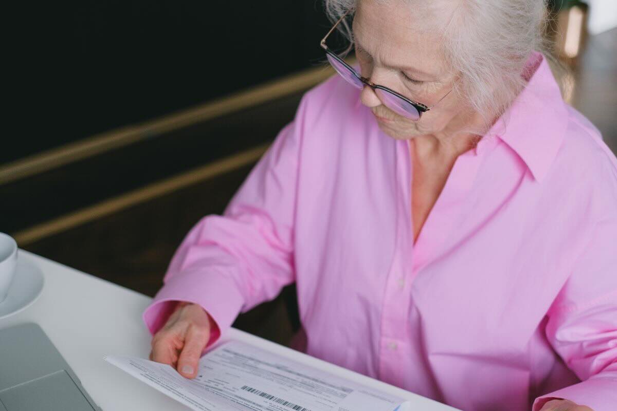Donna legge documento
