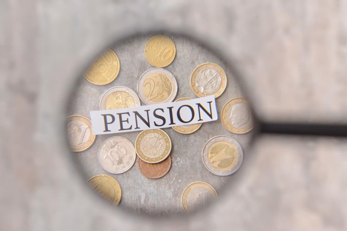 Lente di ingrandimento scritta "Pension" e monete