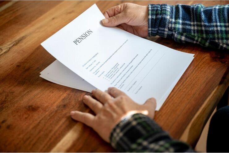 Mani con documento pensione 