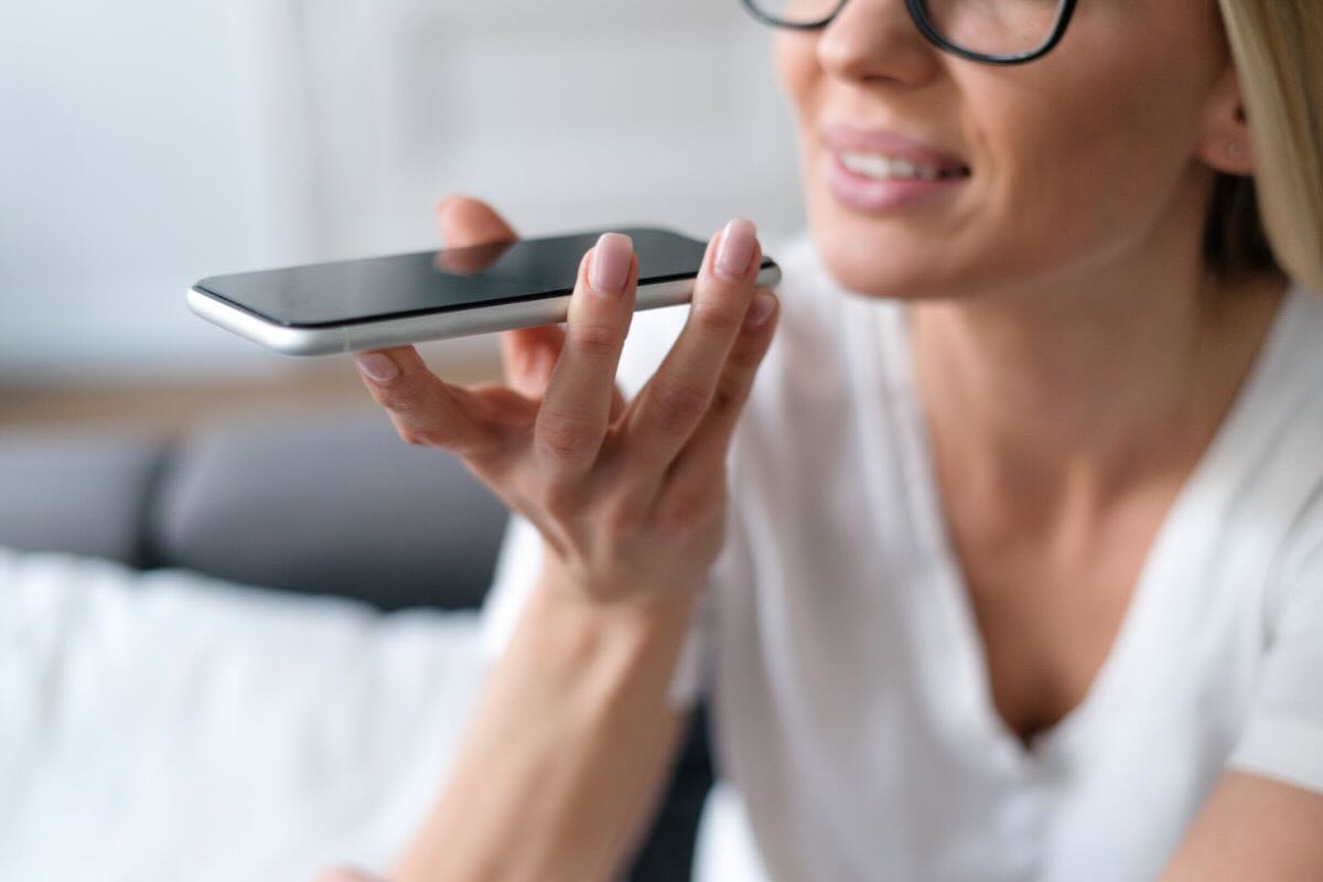 Donna registra qualcosa al cellulare