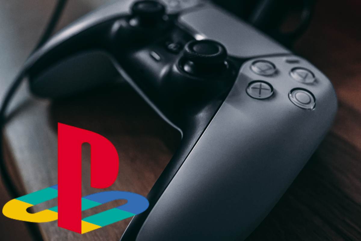 Un pad Dualsense di PS5 ed il logo di PlayStation