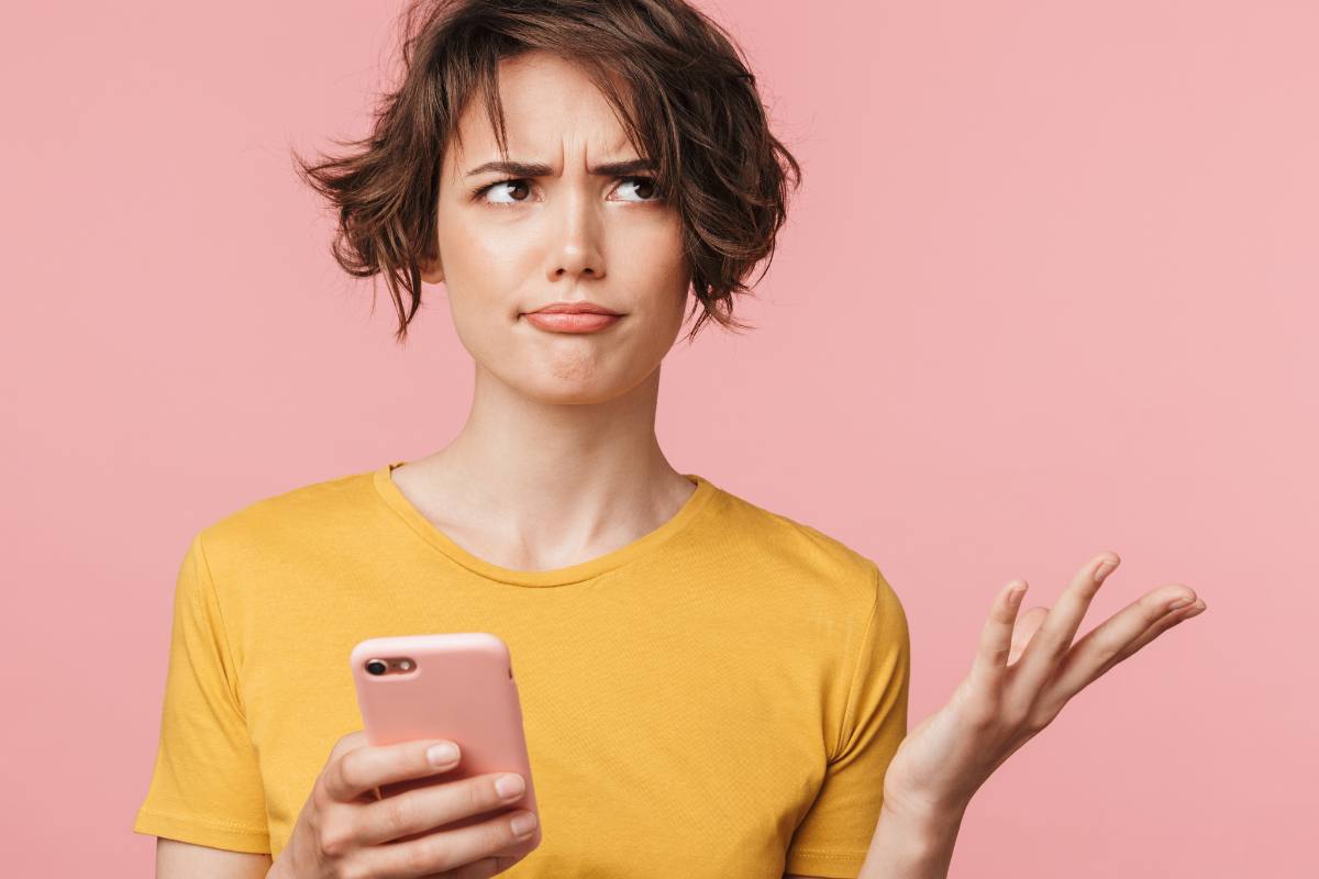ragazza espressione stupita e smartphone