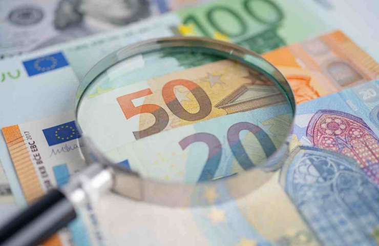 lente di ingrandimento e banconote