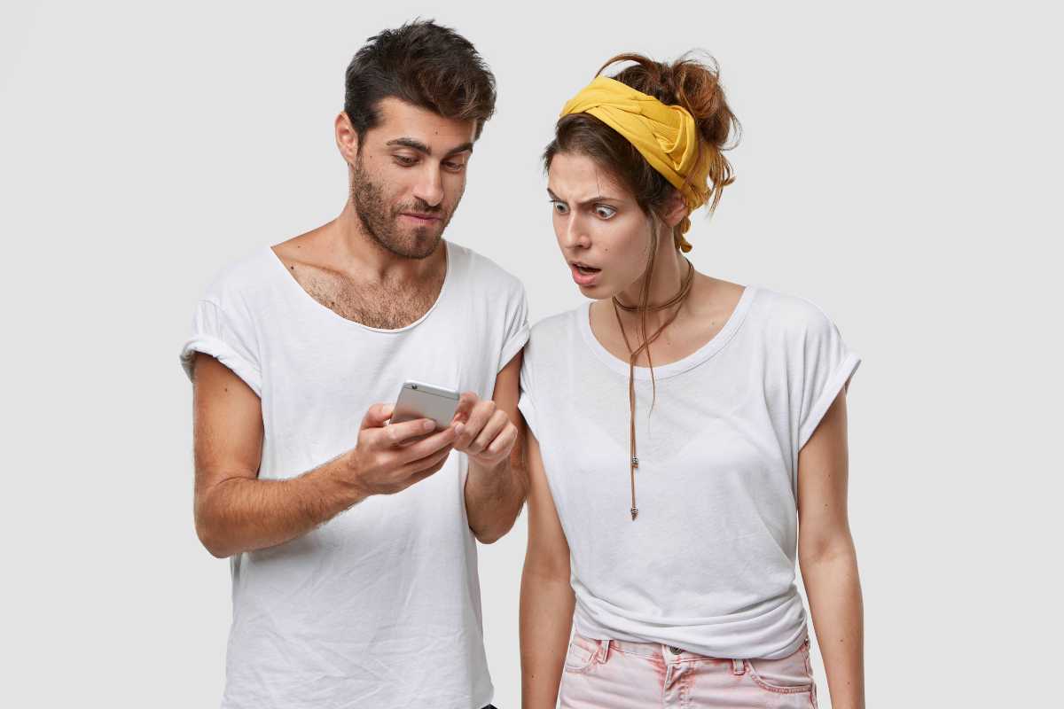 coppia che guarda il telefono
