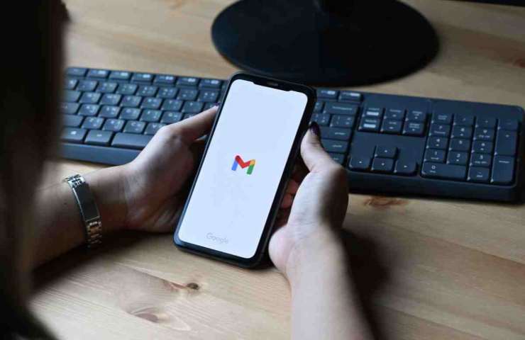 uomo che usa gmail su telefono