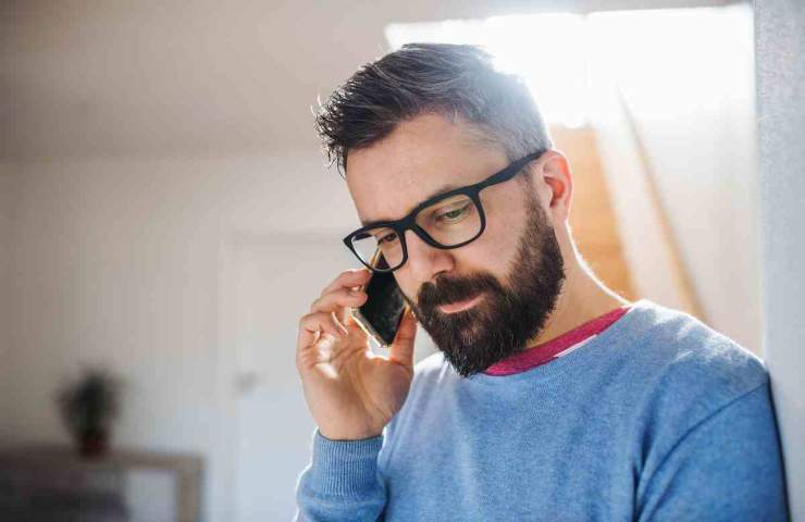 uomo al telefono