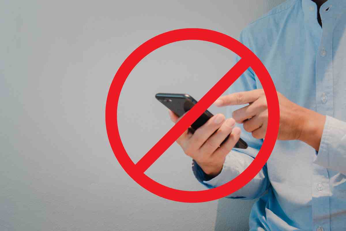 mano che usa telefonino e stop