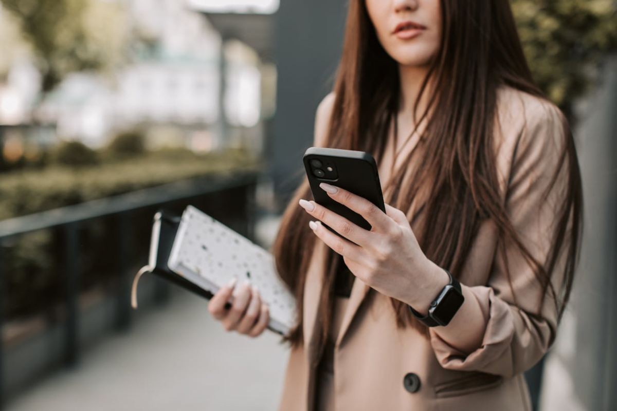 Donna che guarda lo smartphone