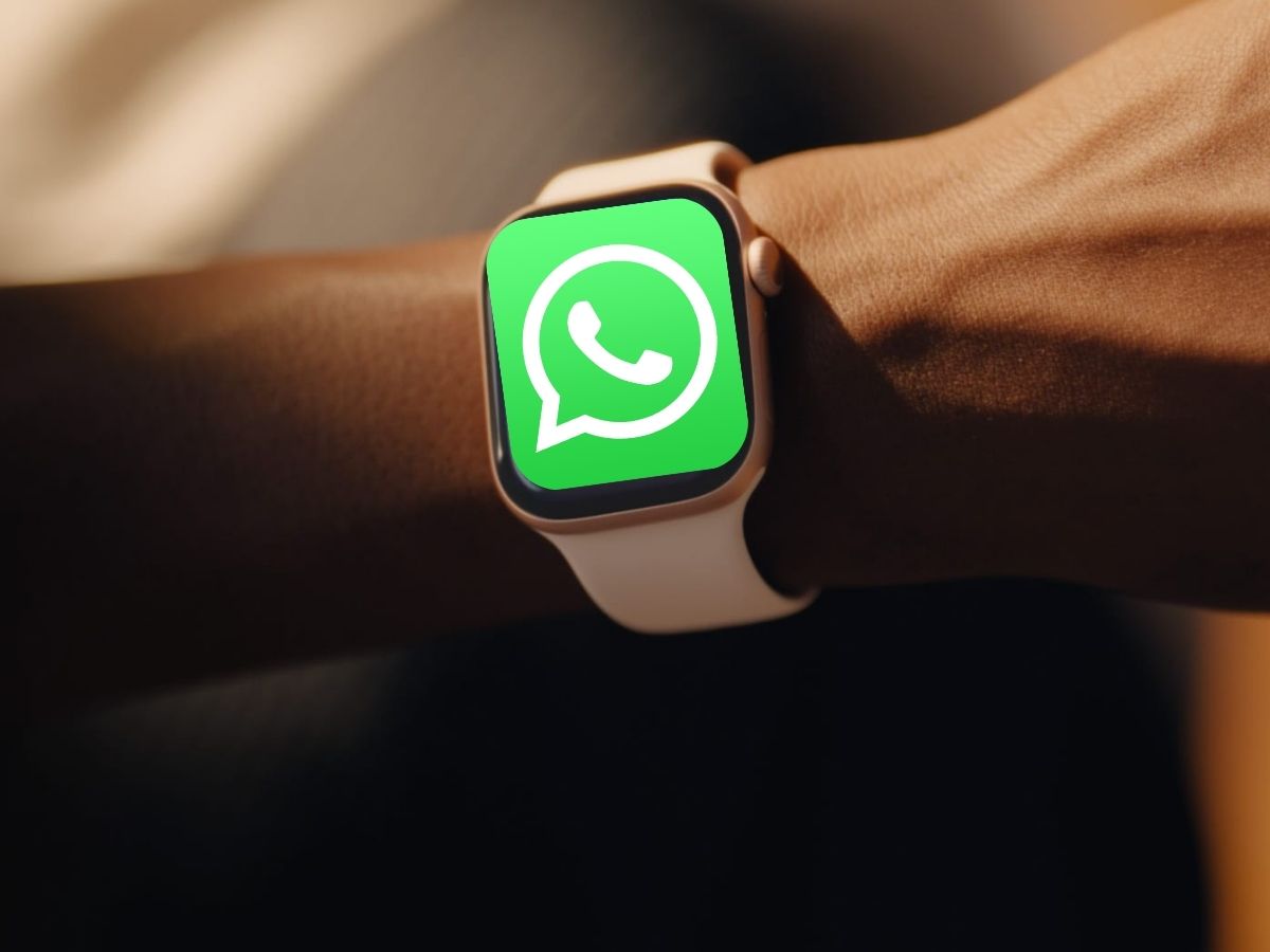 braccio di una persona con al polso un apple watch con simbolo whatsapp