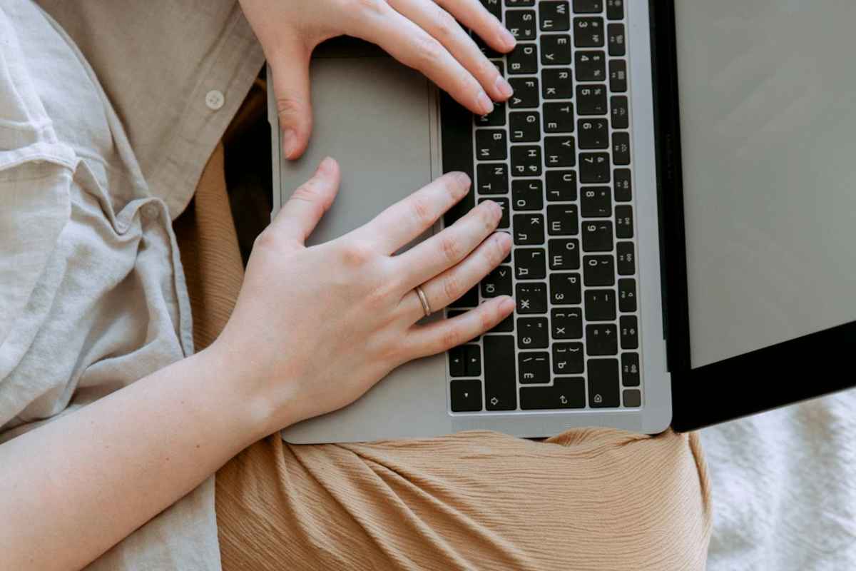Persona che digita al laptop