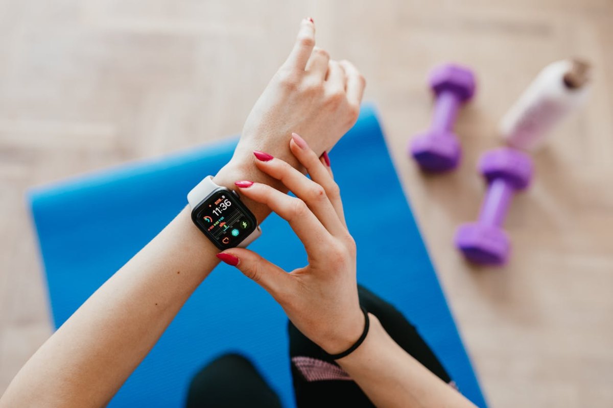 Ragazza che guarda smartwatch al polso