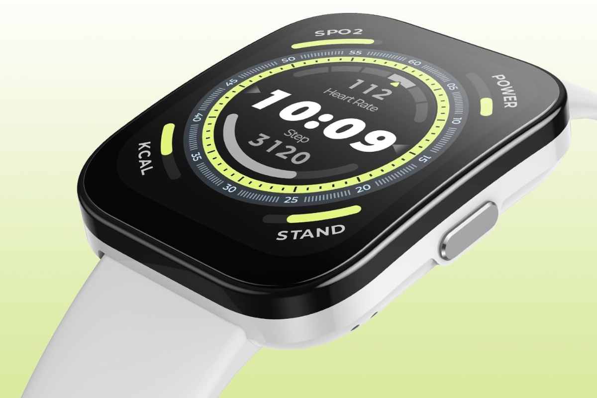 un modello di smartwatch Amazfit bip 5 su sfondo giallo