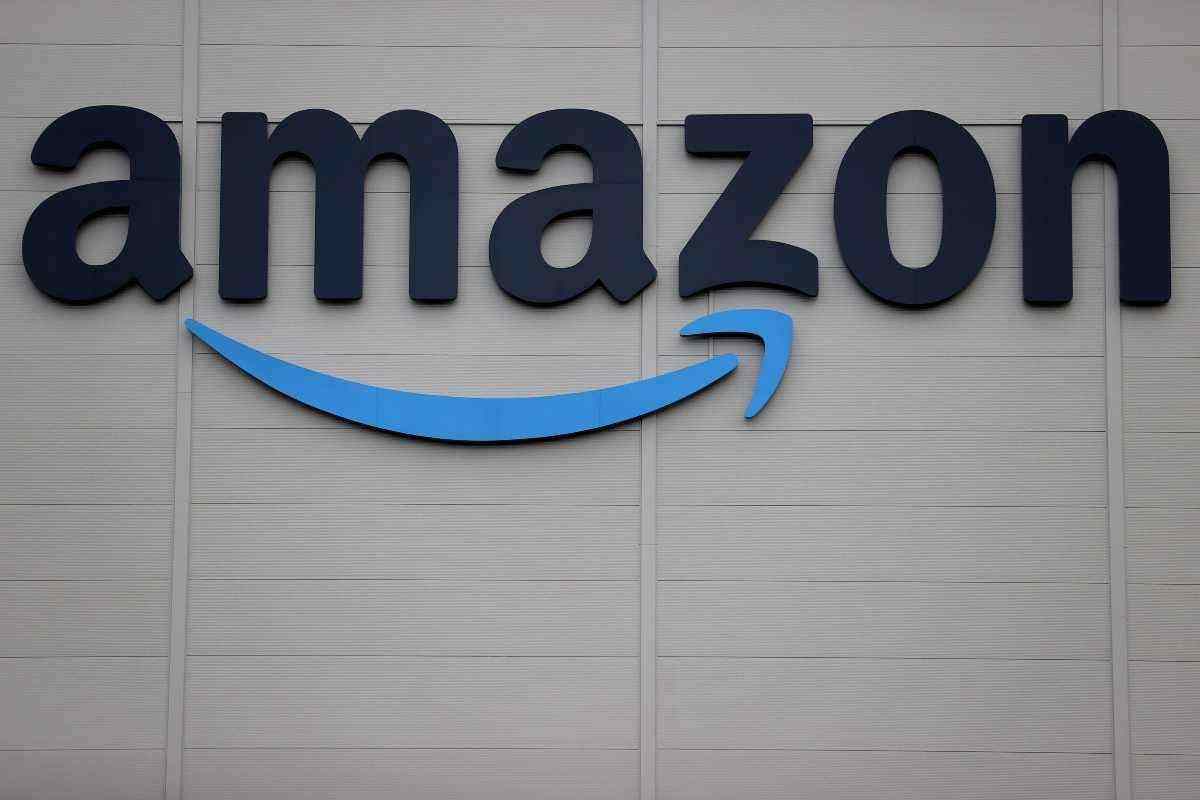 Logo Amazon su parete