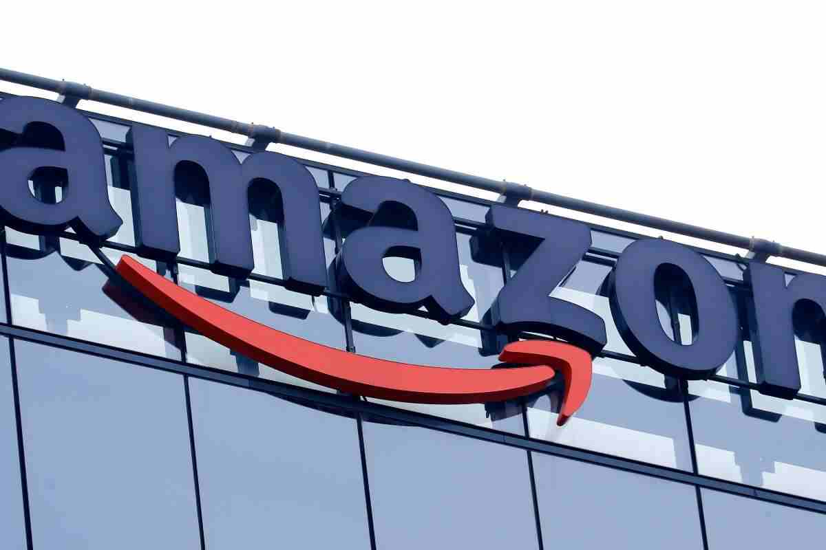 Logo Amazon su insegna