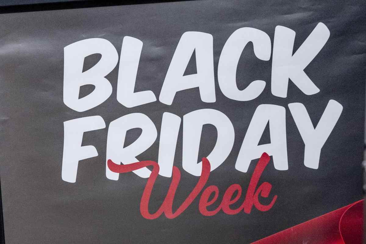 Insegna Black Friday all'esterno di un negozio