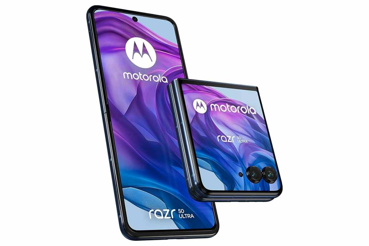 Motorola Razr 50 ultra su sfondo bianco